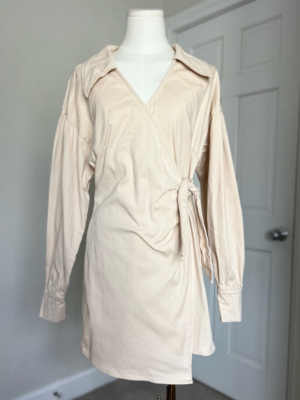 Le Lis Collection Mini Dress M Ivory Wrap Tie Waist Collared Quiet Luxury Fall